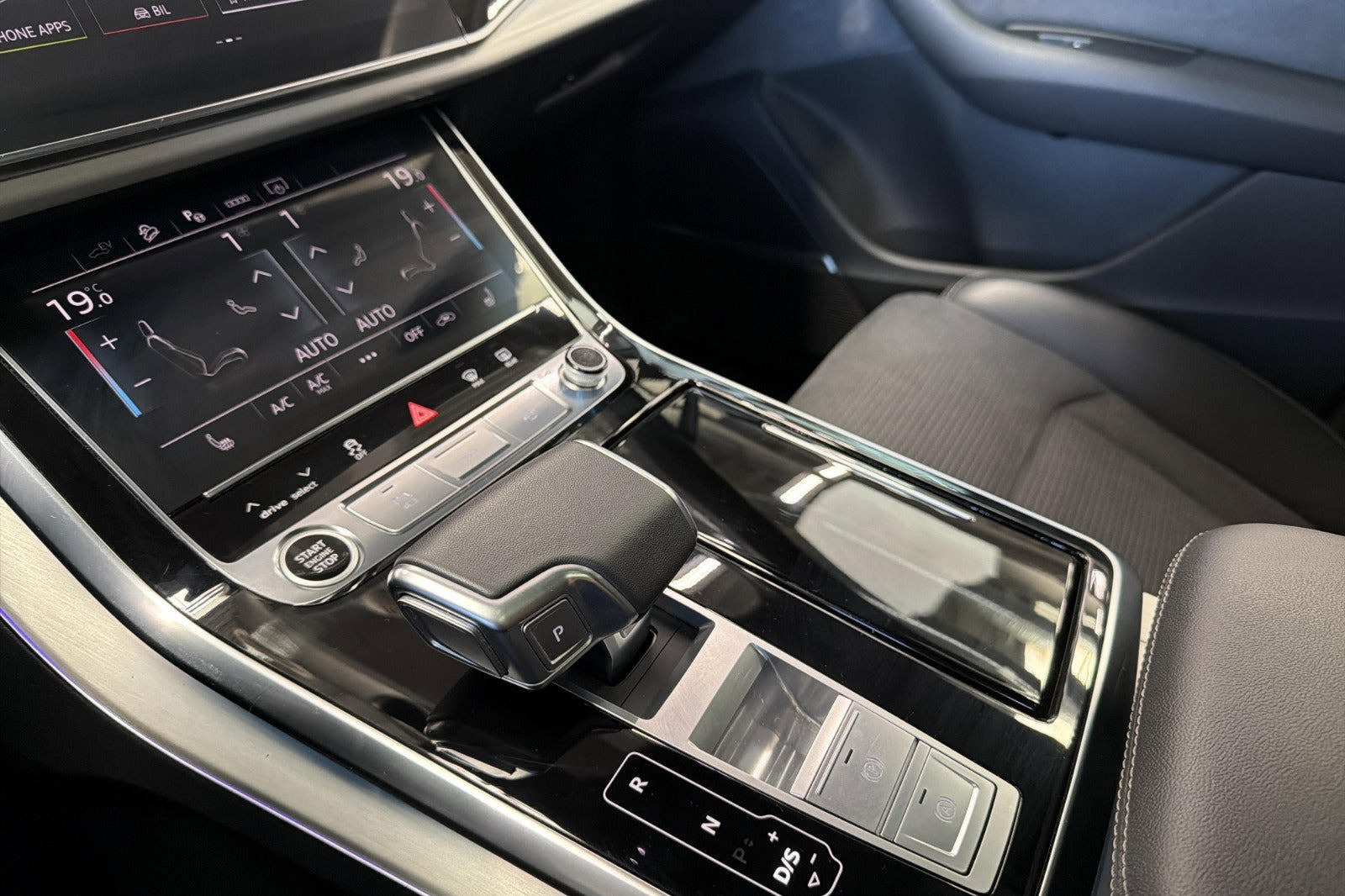 Grå Audi Q7 fra 2025