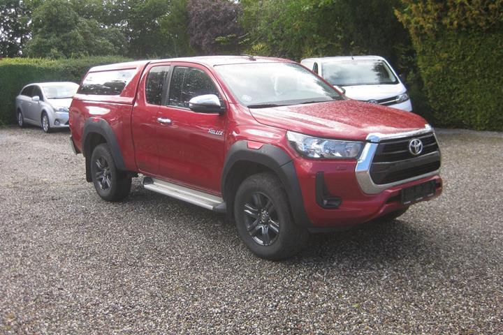 Rød Toyota HiLux fra 2021 set udefra