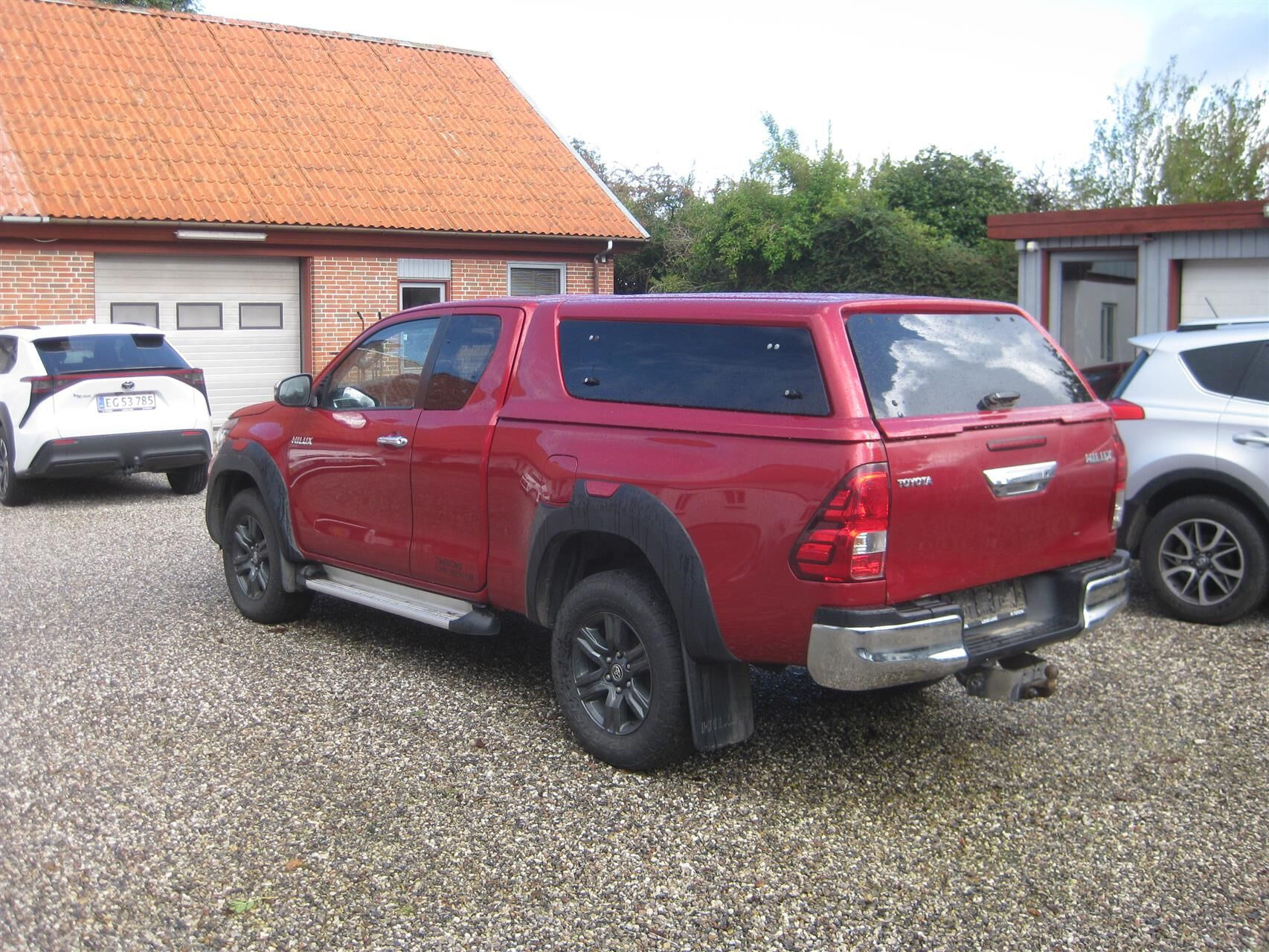 Rød Toyota HiLux fra 2021