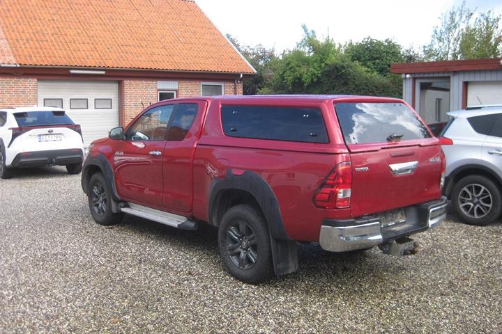 Rød Toyota HiLux fra 2021