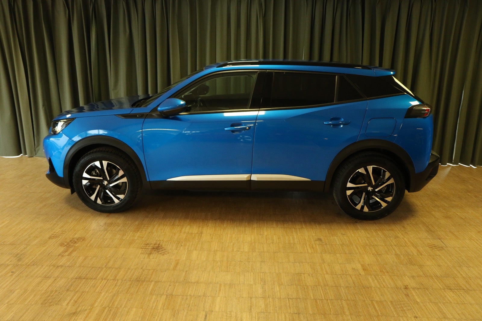 Blå Peugeot e-2008 fra 2021
