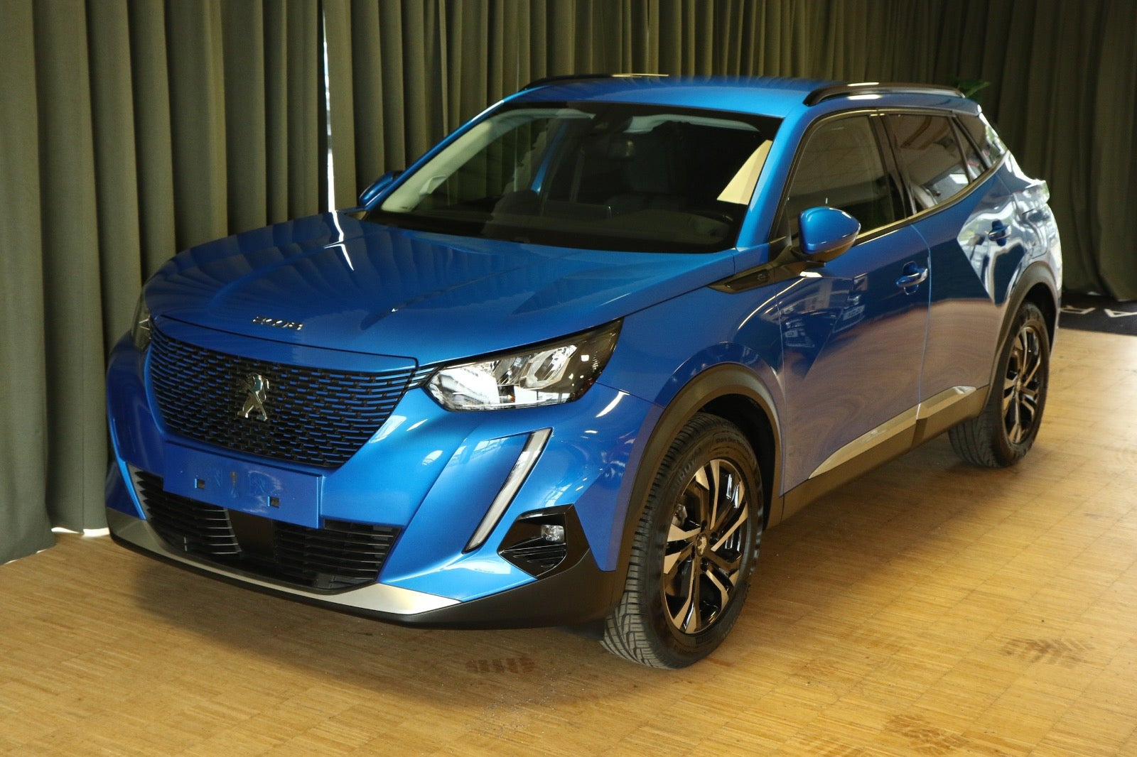 Blå Peugeot e-2008 fra 2021
