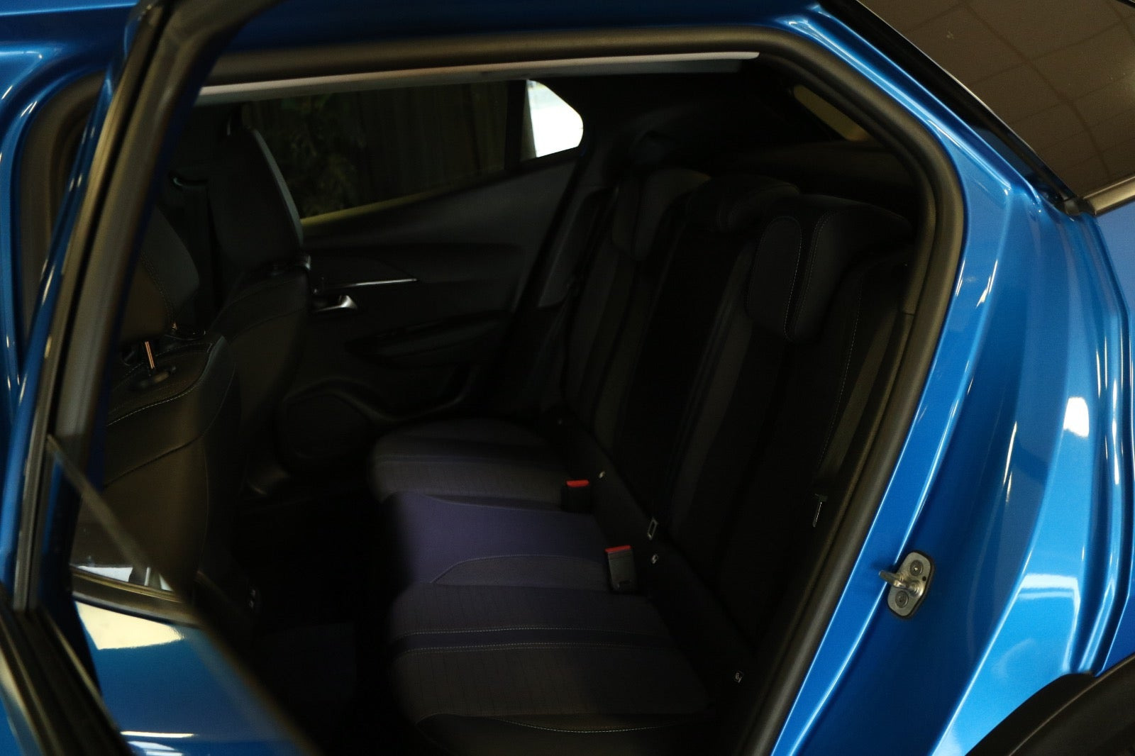 Blå Peugeot e-2008 fra 2021