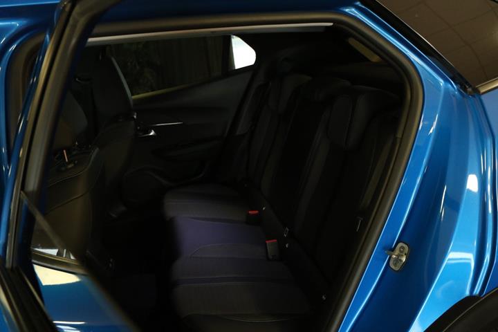 Blå Peugeot e-2008 fra 2021