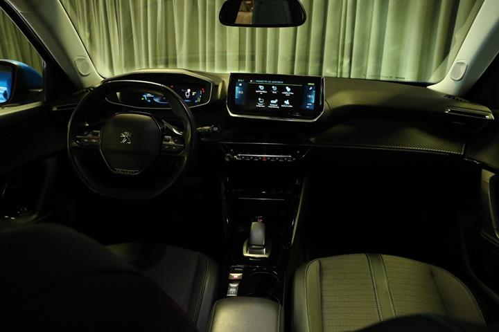 Blå Peugeot e-2008 fra 2021