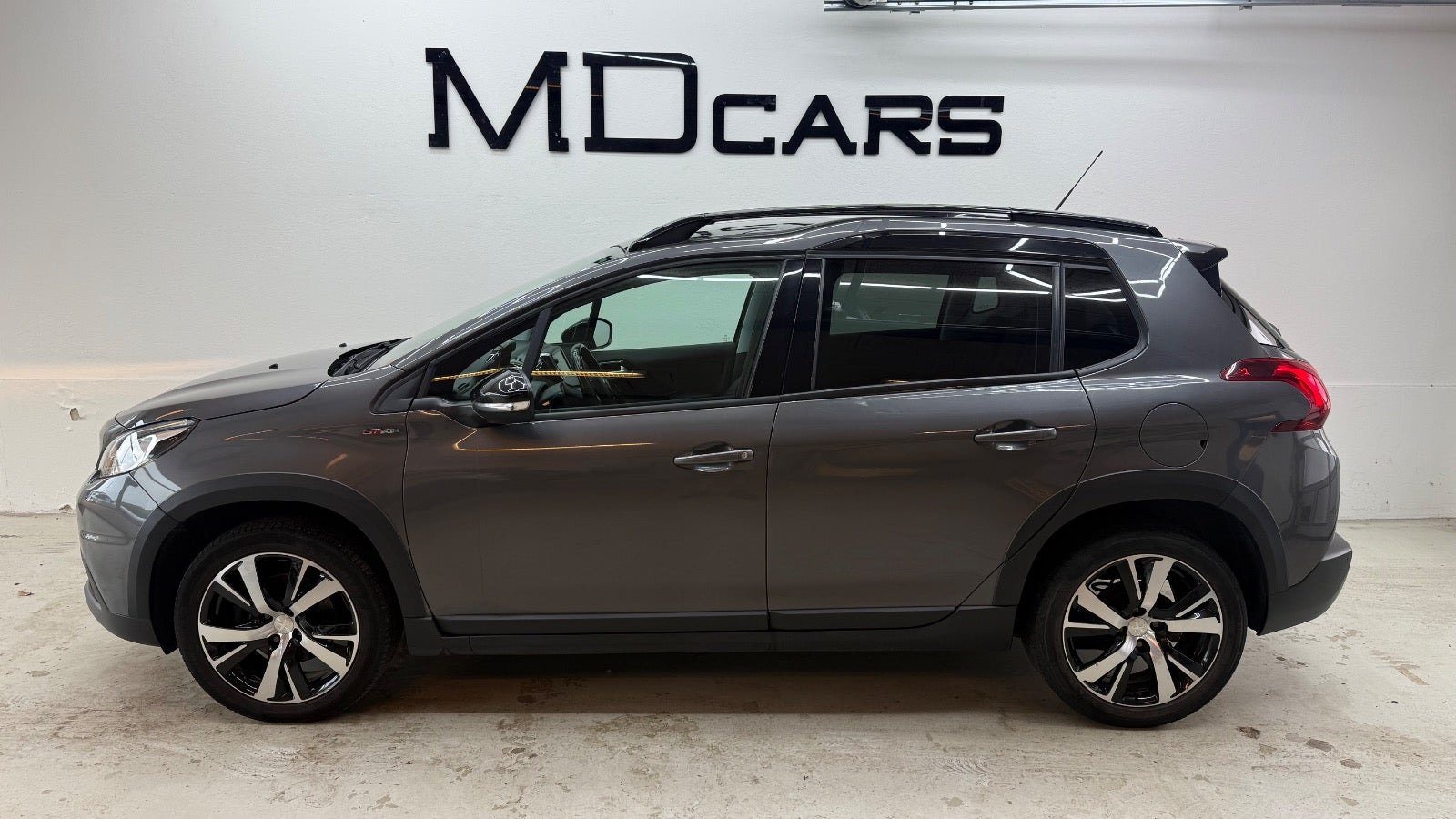 Grå Peugeot 2008 fra 2019