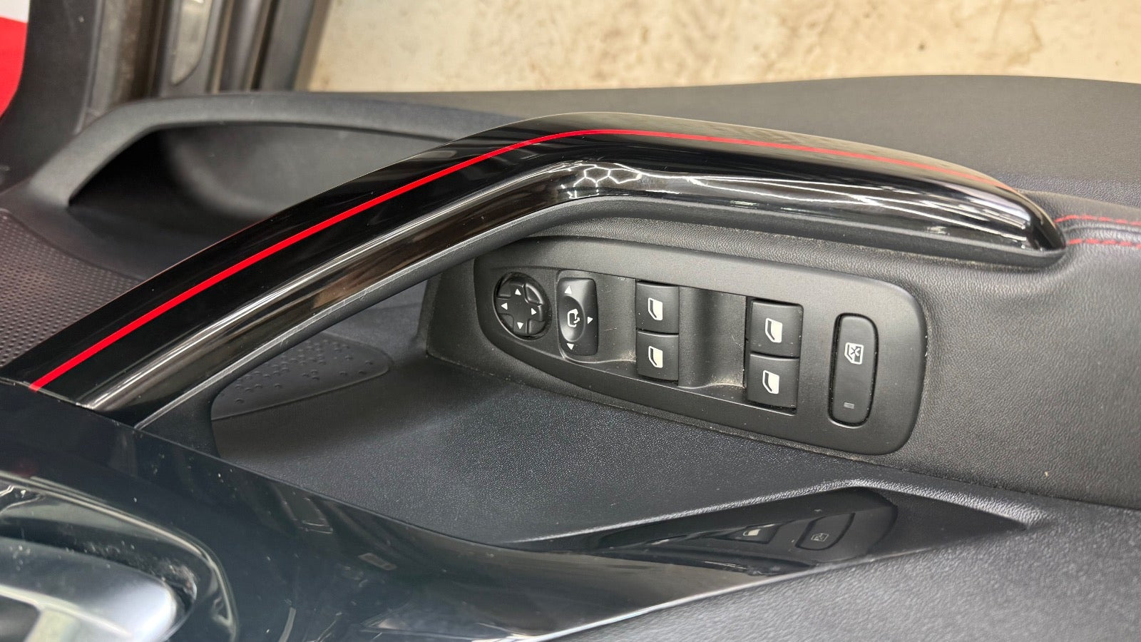 Grå Peugeot 2008 fra 2019