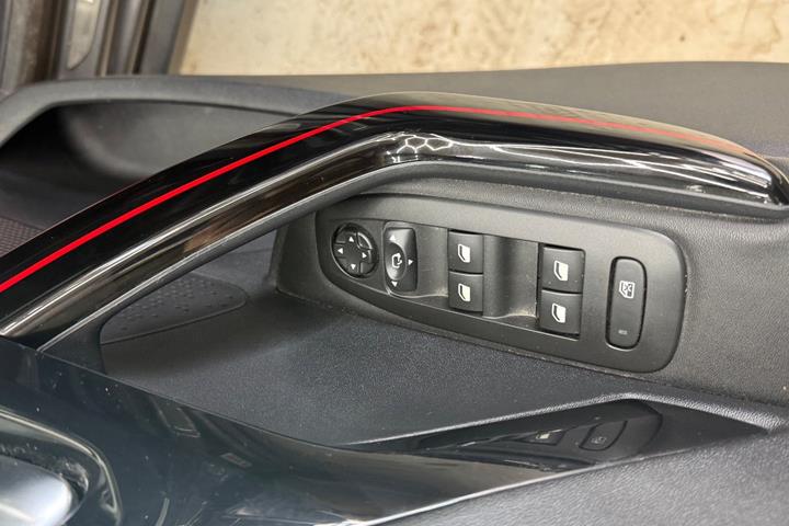 Grå Peugeot 2008 fra 2019