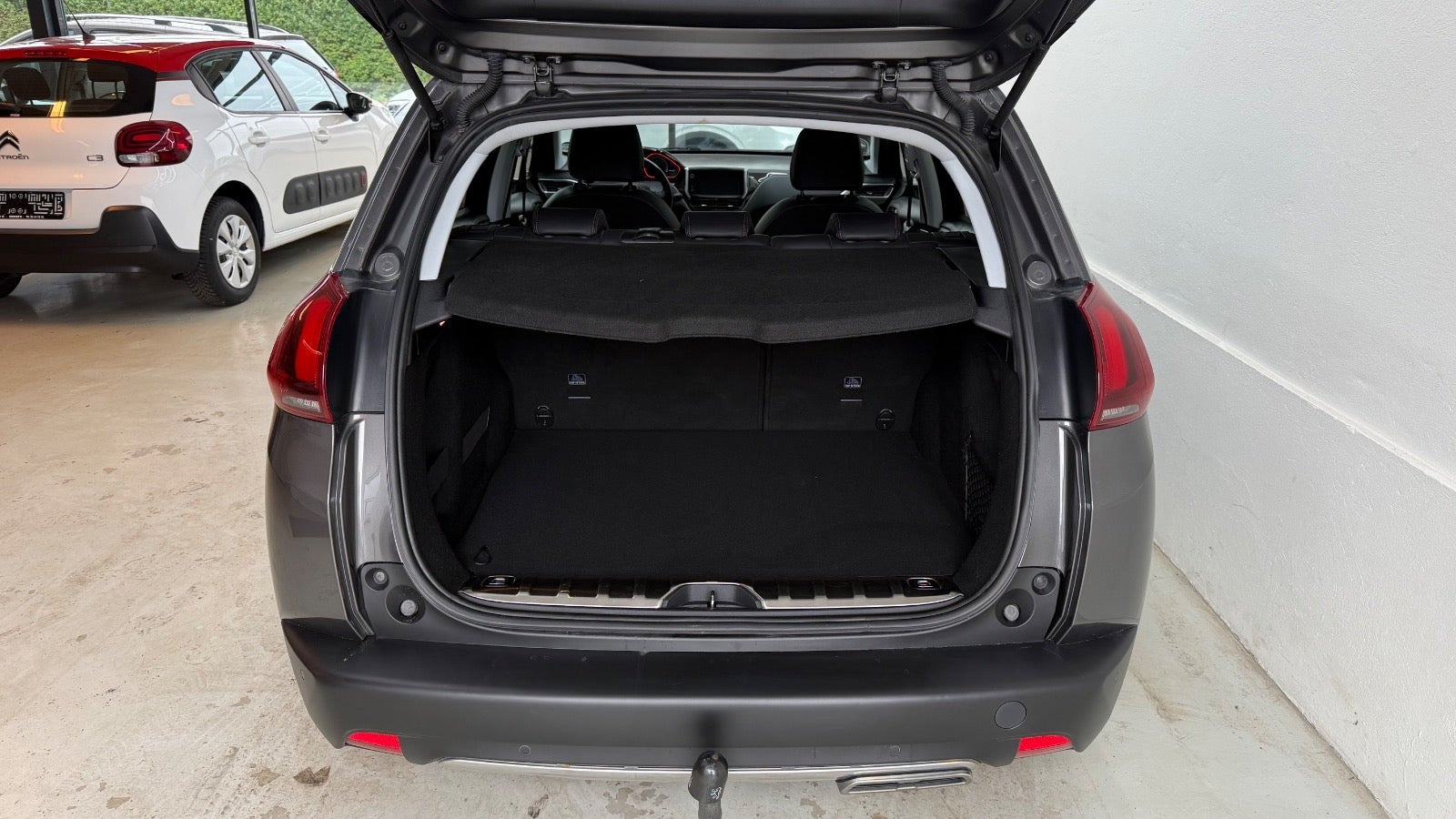 Grå Peugeot 2008 fra 2019
