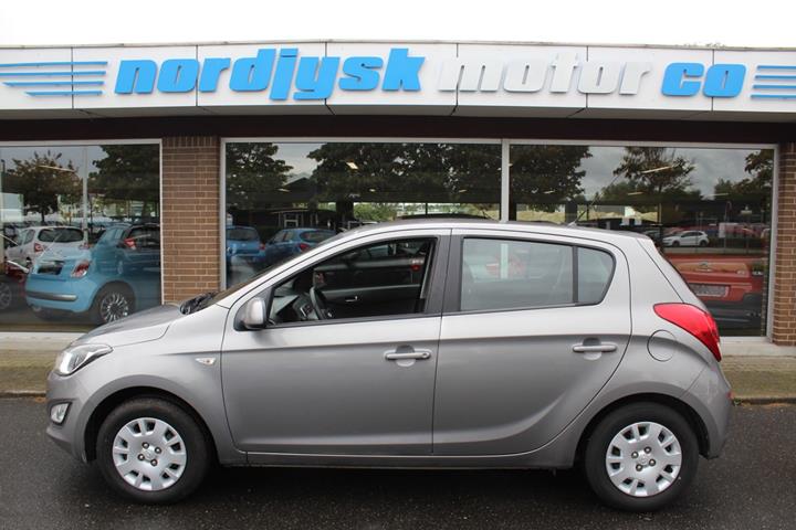 Grå Hyundai i20 fra 2013