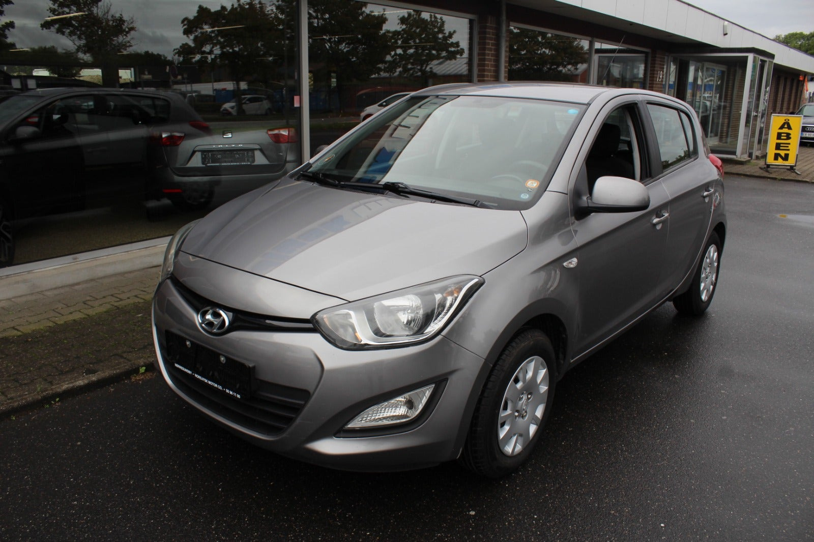 Grå Hyundai i20 fra 2013
