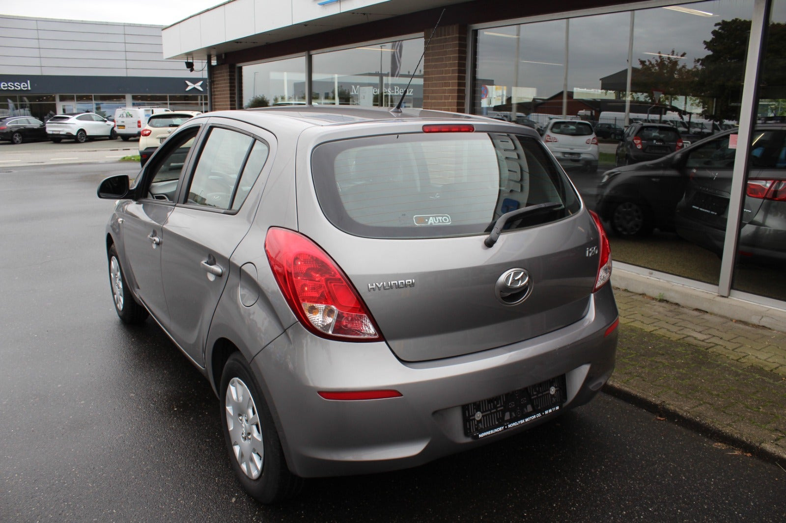 Grå Hyundai i20 fra 2013