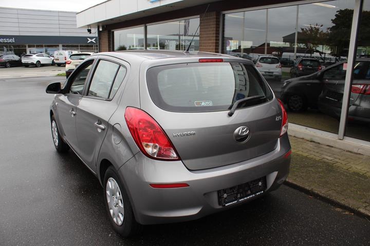 Grå Hyundai i20 fra 2013
