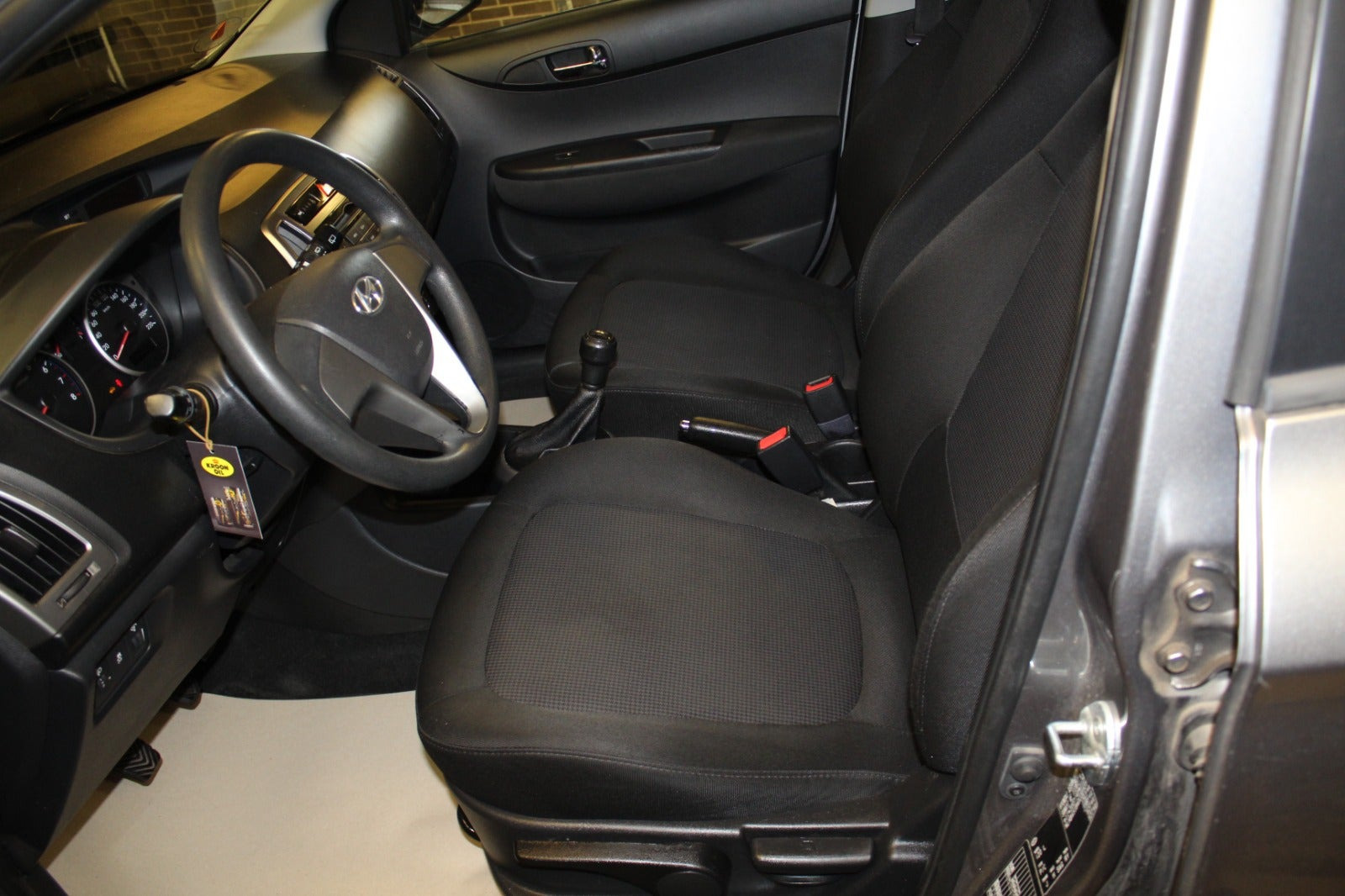 Grå Hyundai i20 fra 2013