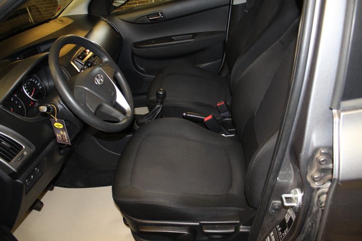 Grå Hyundai i20 fra 2013