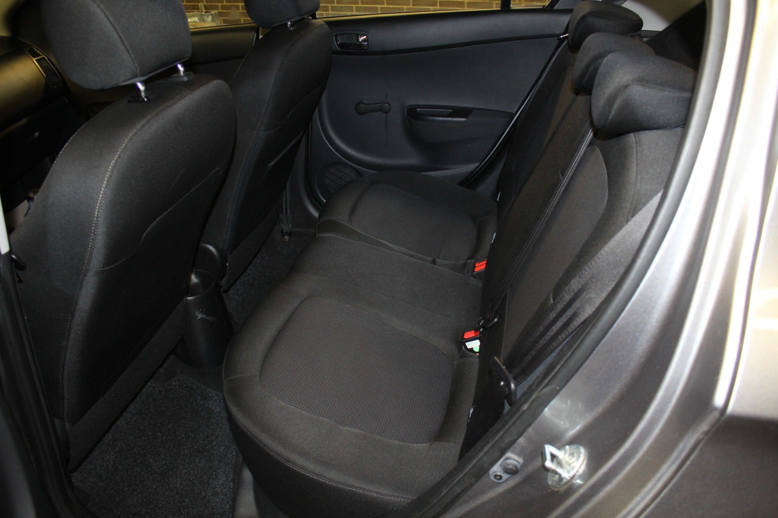 Grå Hyundai i20 fra 2013