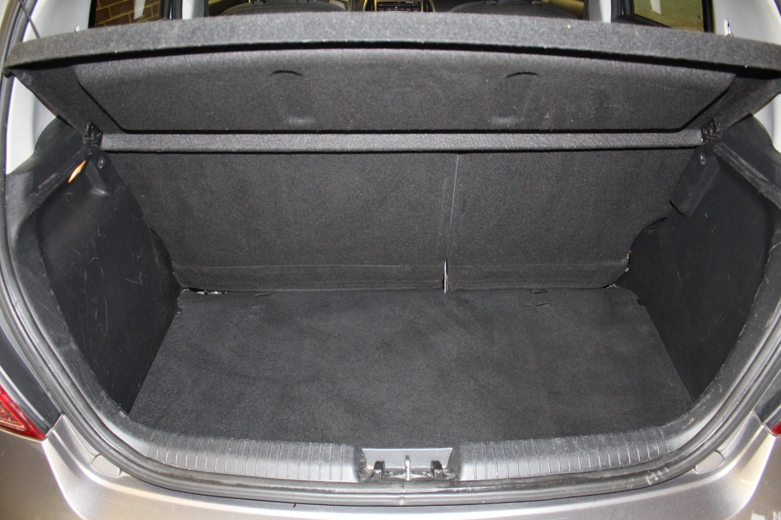 Grå Hyundai i20 fra 2013