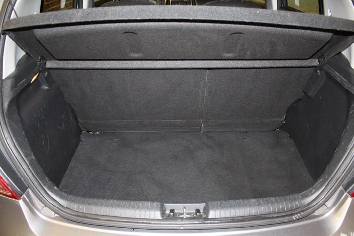Grå Hyundai i20 fra 2013
