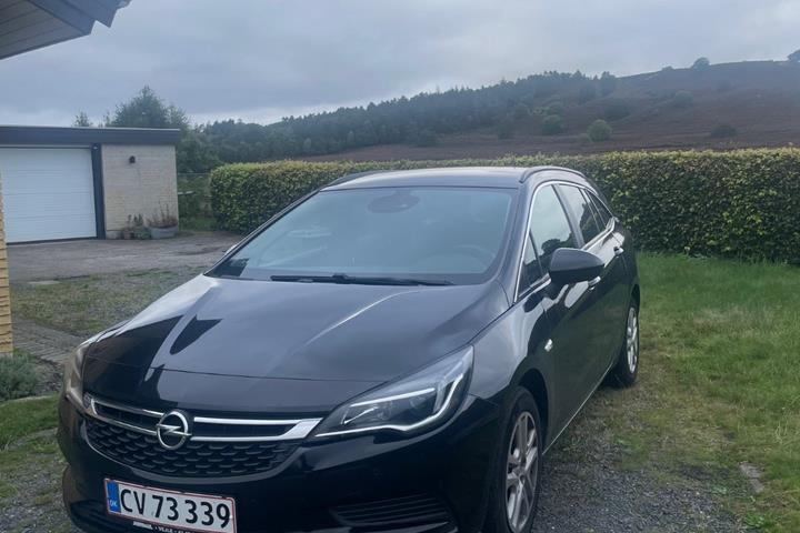 Sort Opel Astra fra 2018