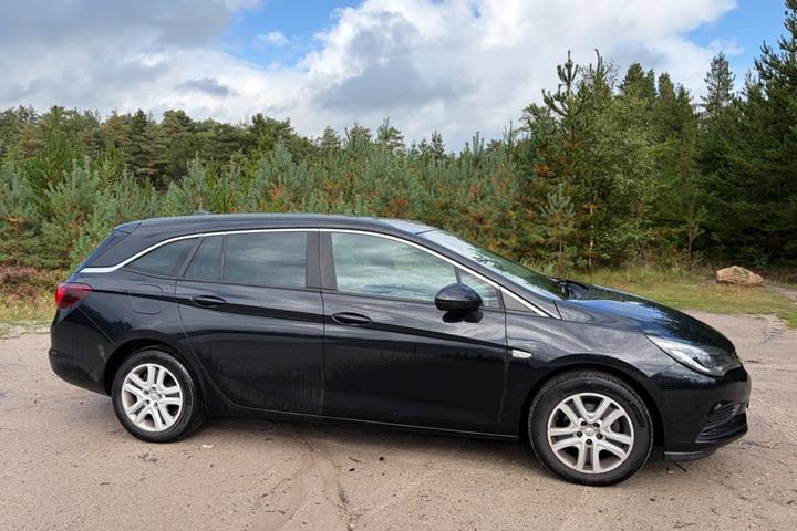 Sort Opel Astra fra 2018