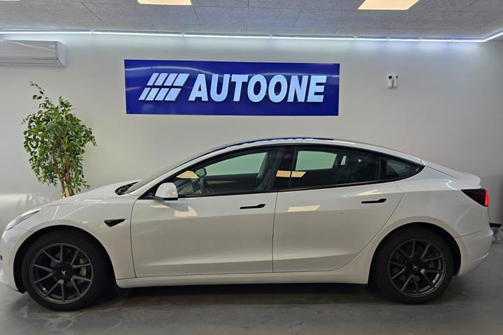 Hvid Tesla Model 3 fra 2022