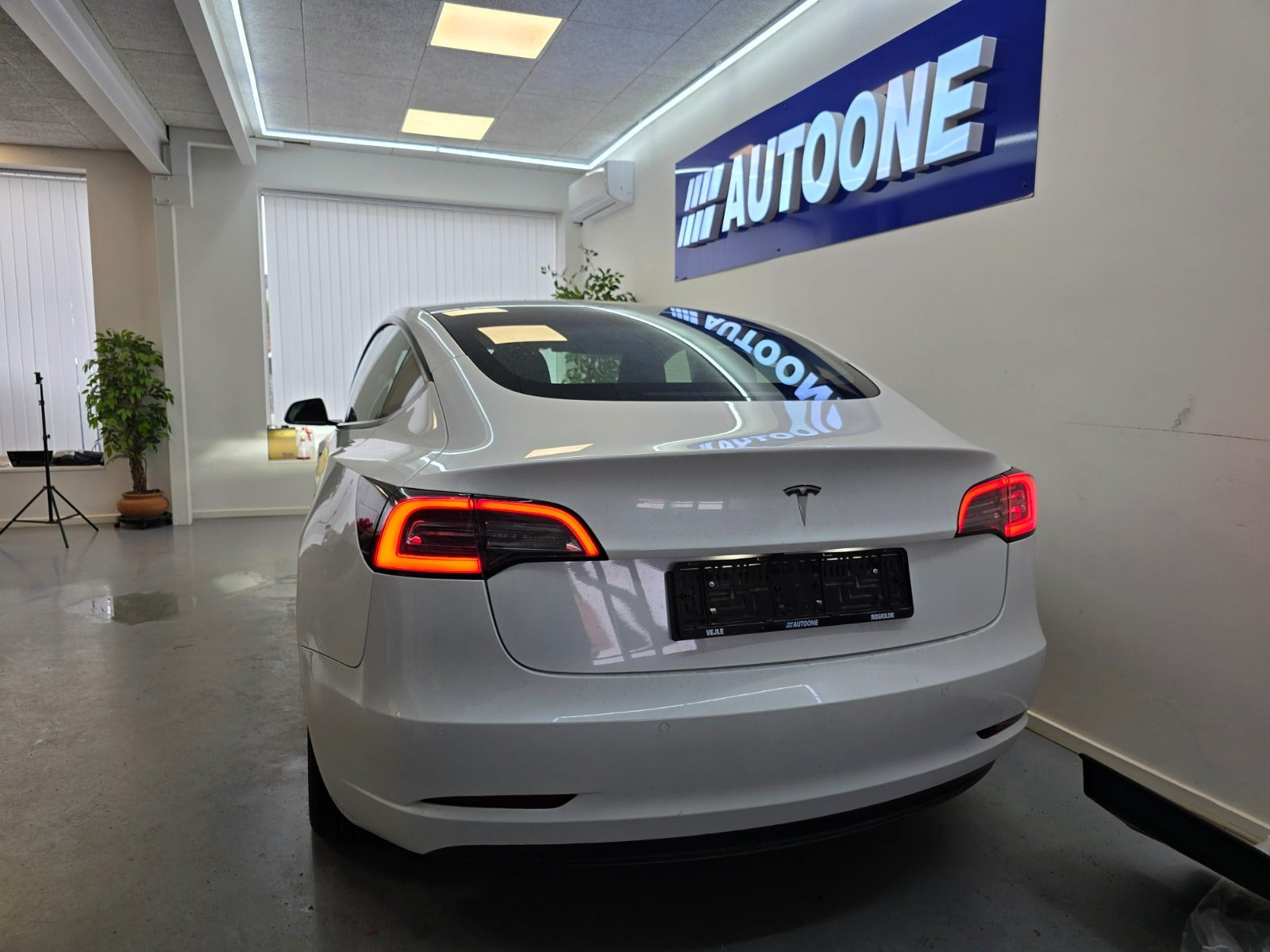 Hvid Tesla Model 3 fra 2022