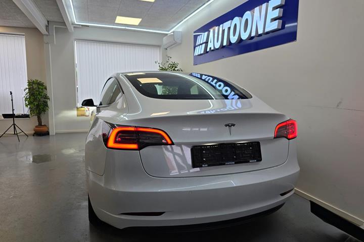 Hvid Tesla Model 3 fra 2022