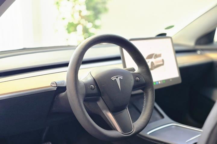 Hvid Tesla Model 3 fra 2022