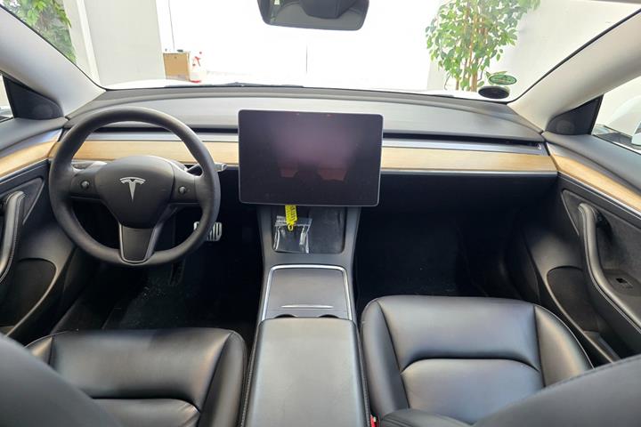 Hvid Tesla Model 3 fra 2022