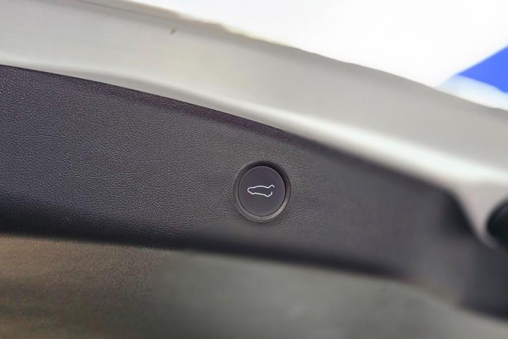 Hvid Tesla Model 3 fra 2022