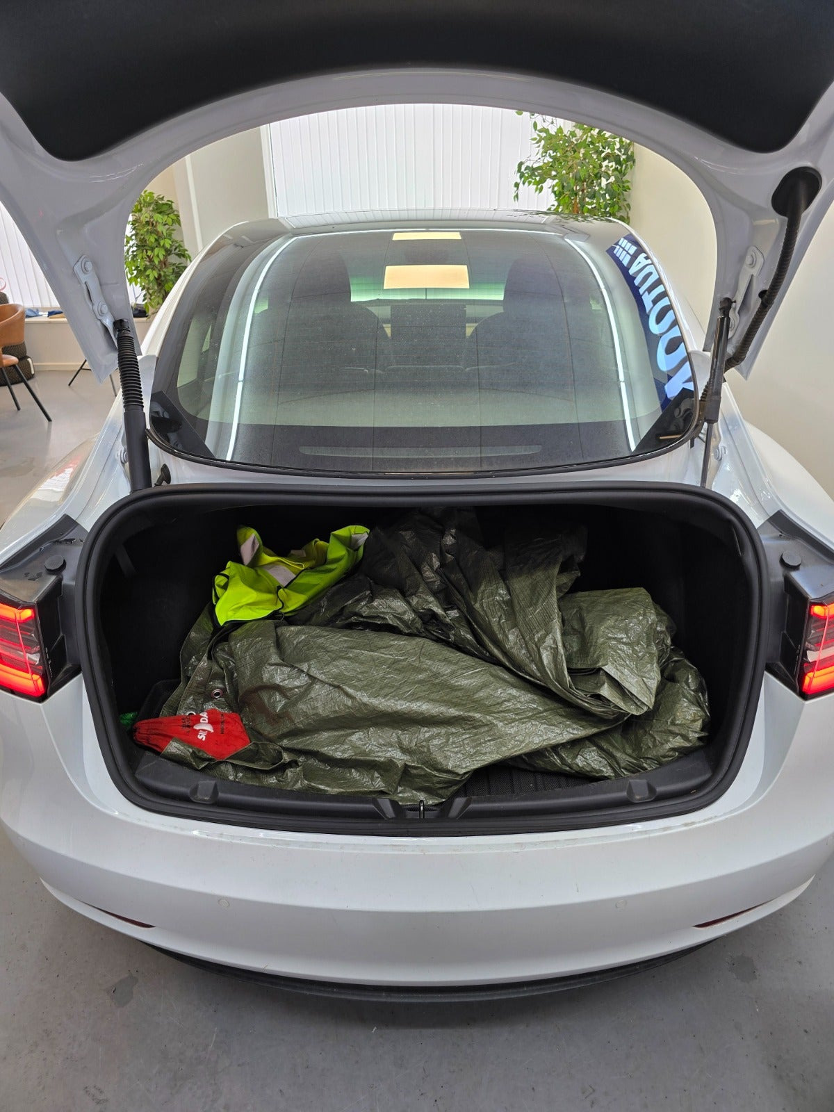 Hvid Tesla Model 3 fra 2022