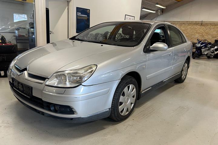 Sølv Citroën C5 fra 2008 set udefra