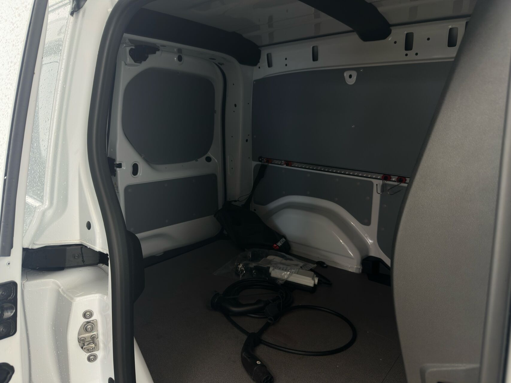 Hvid Nissan Townstar fra 2023