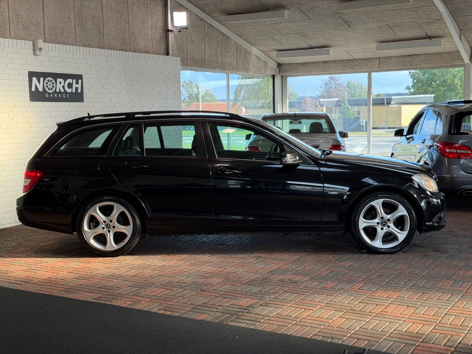 Sort Mercedes C200 fra 2012