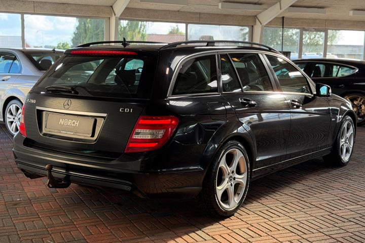 Sort Mercedes C200 fra 2012