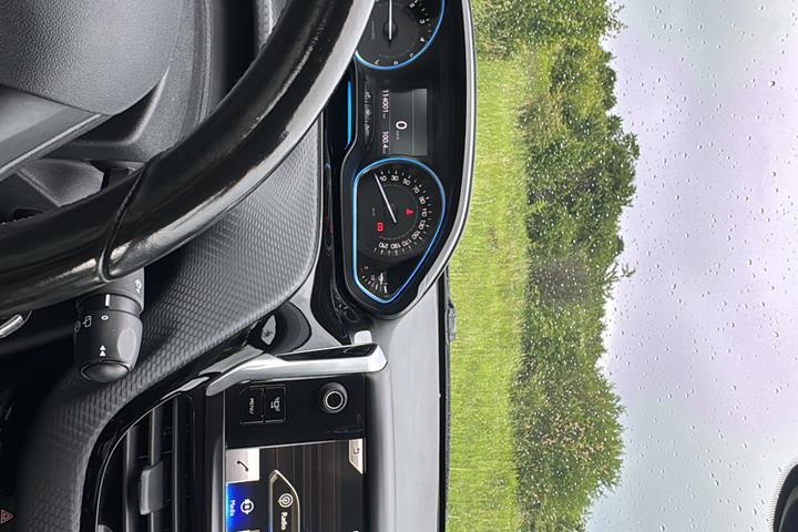Grå Peugeot 2008 fra 2013