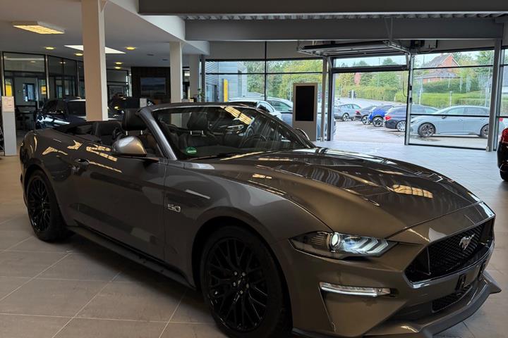 Grå Ford Mustang fra 2022