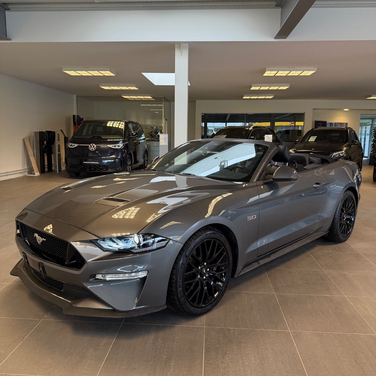 Grå Ford Mustang fra 2022