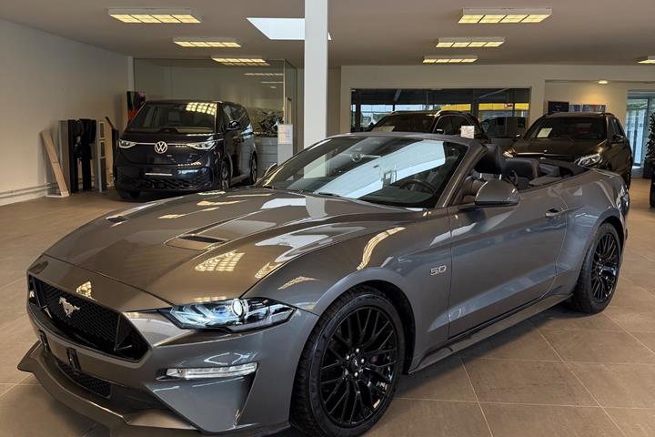 Grå Ford Mustang fra 2022