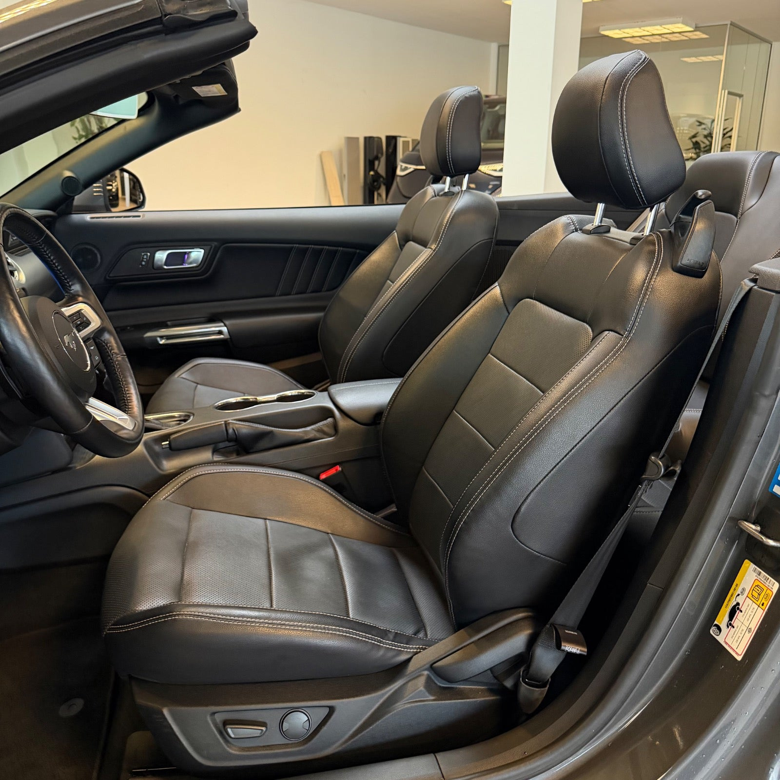 Grå Ford Mustang fra 2022