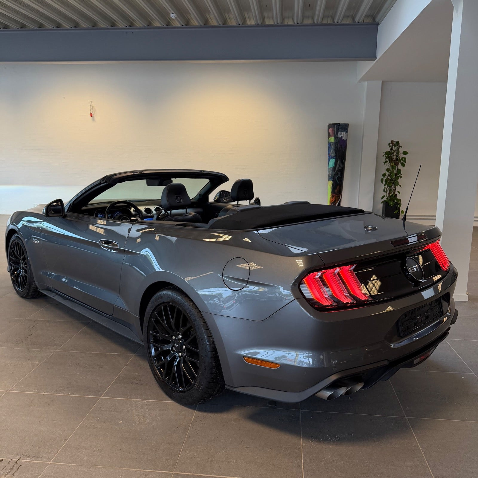 Grå Ford Mustang fra 2022