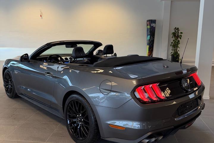 Grå Ford Mustang fra 2022