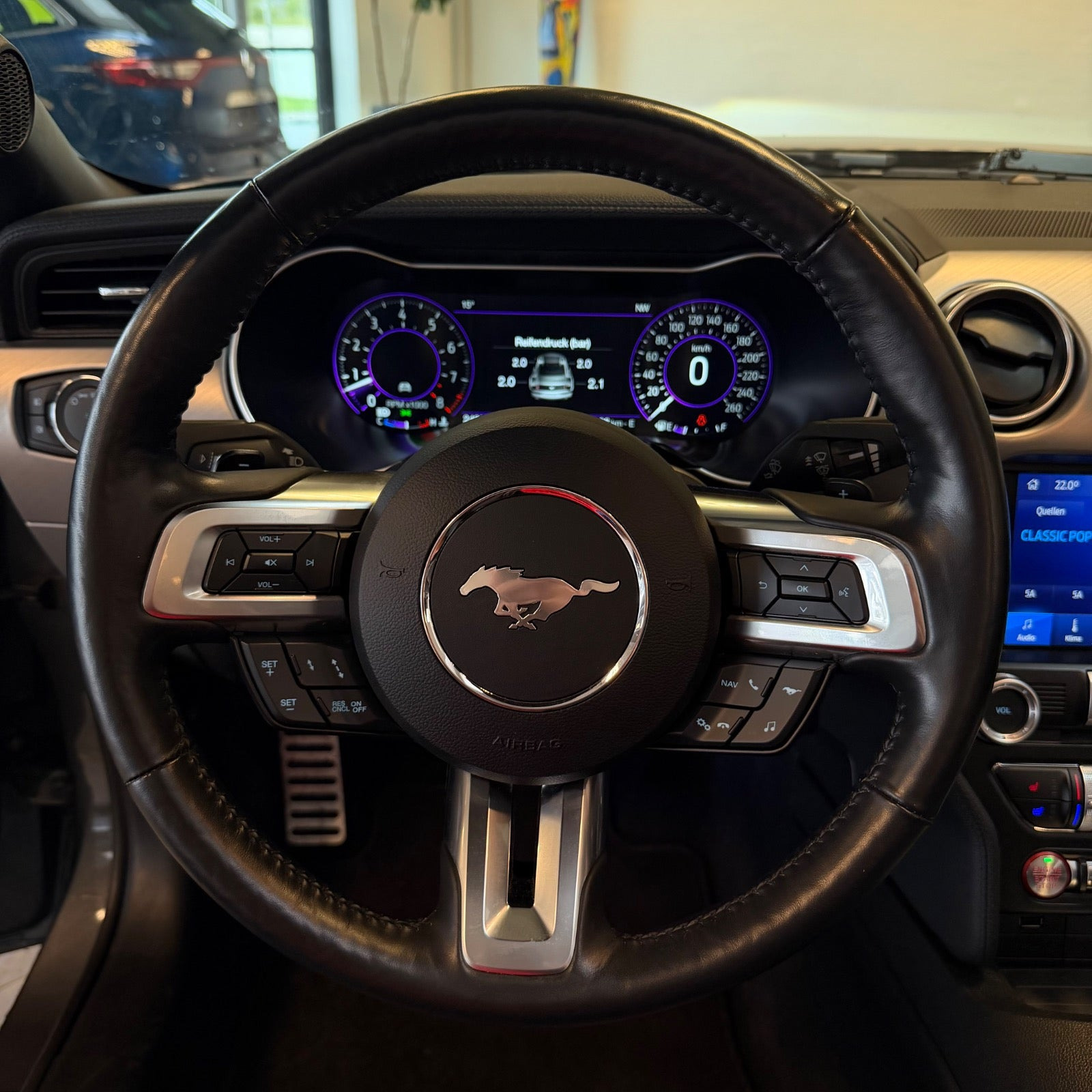 Grå Ford Mustang fra 2022