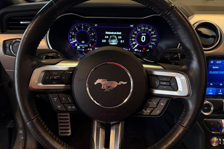 Grå Ford Mustang fra 2022
