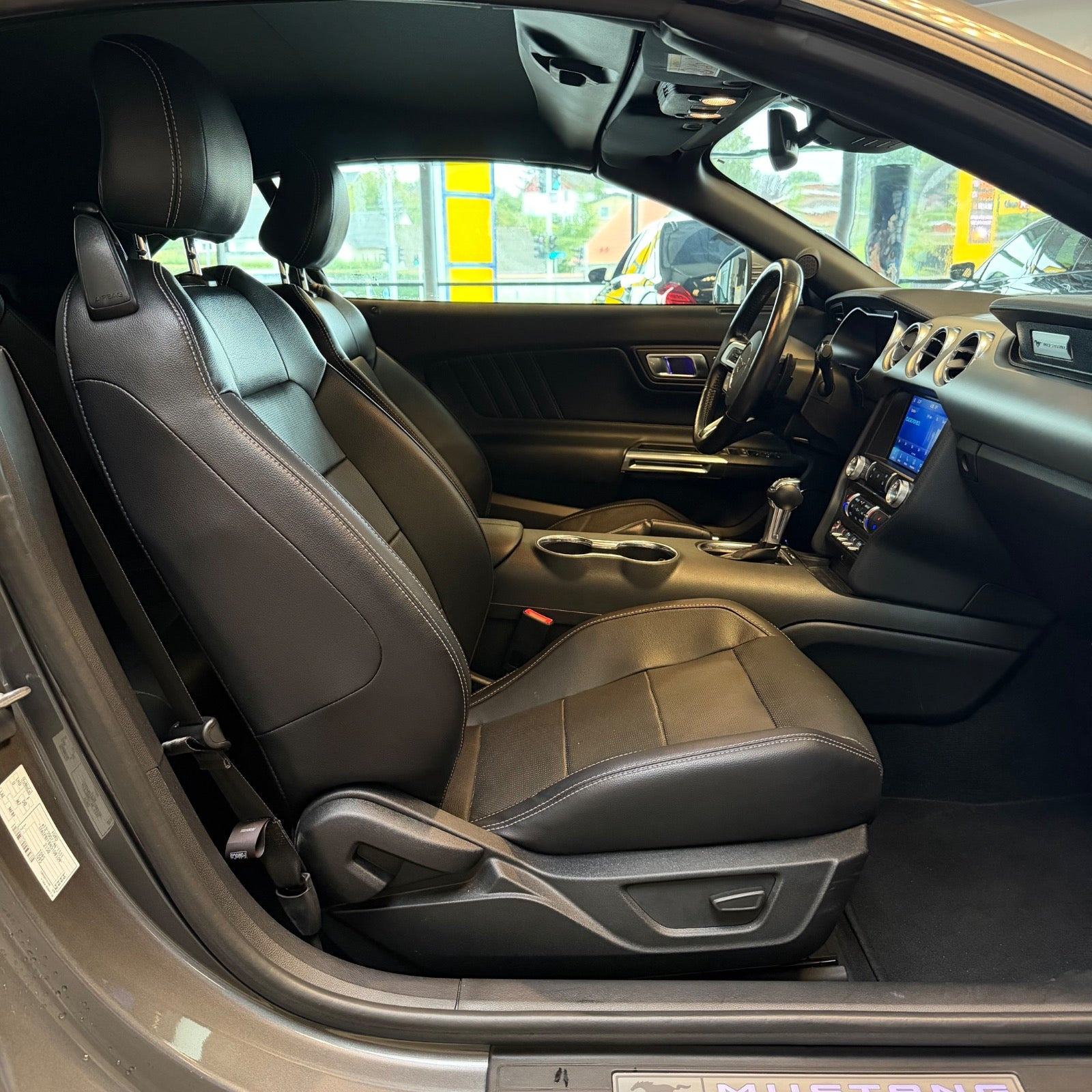 Grå Ford Mustang fra 2022