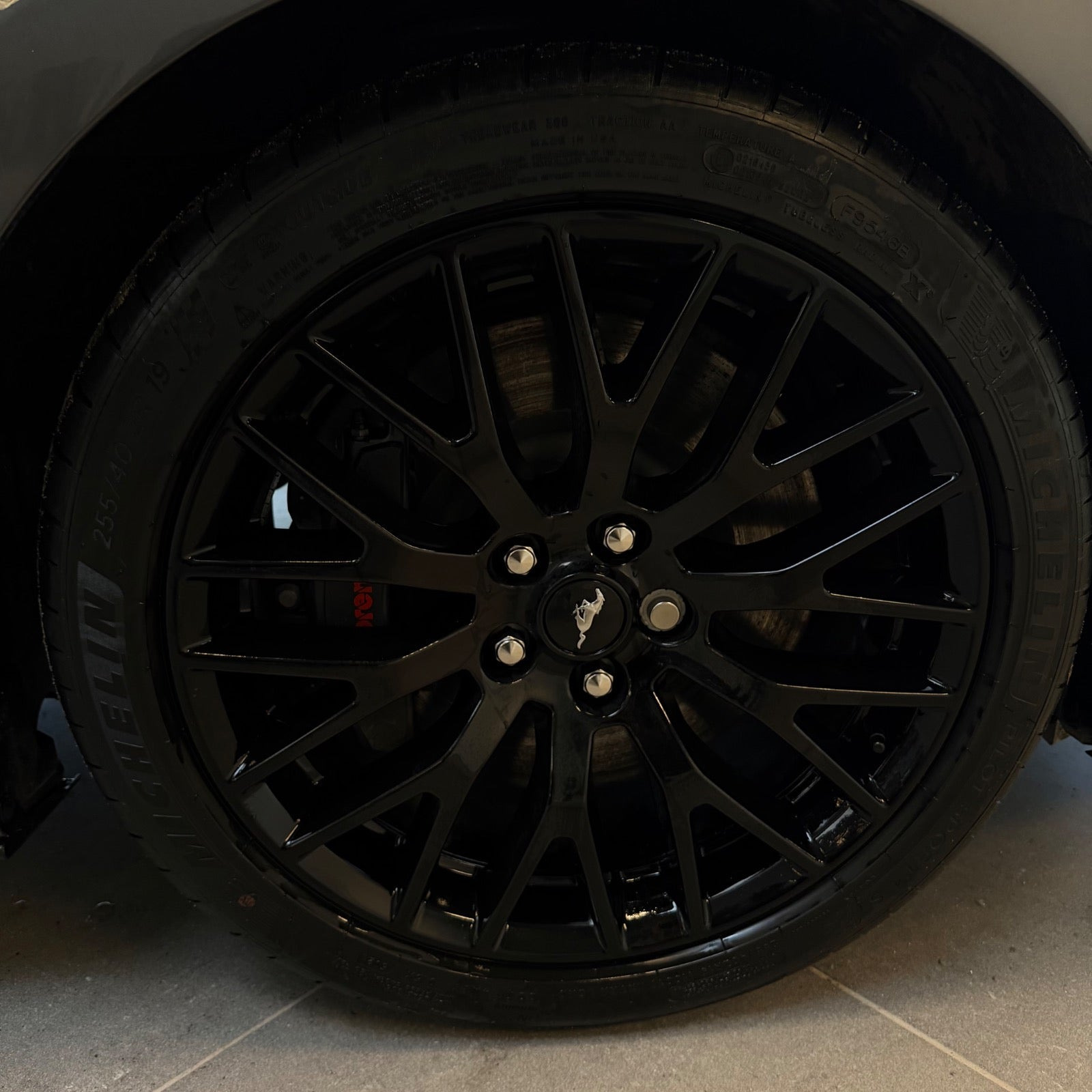 Grå Ford Mustang fra 2022