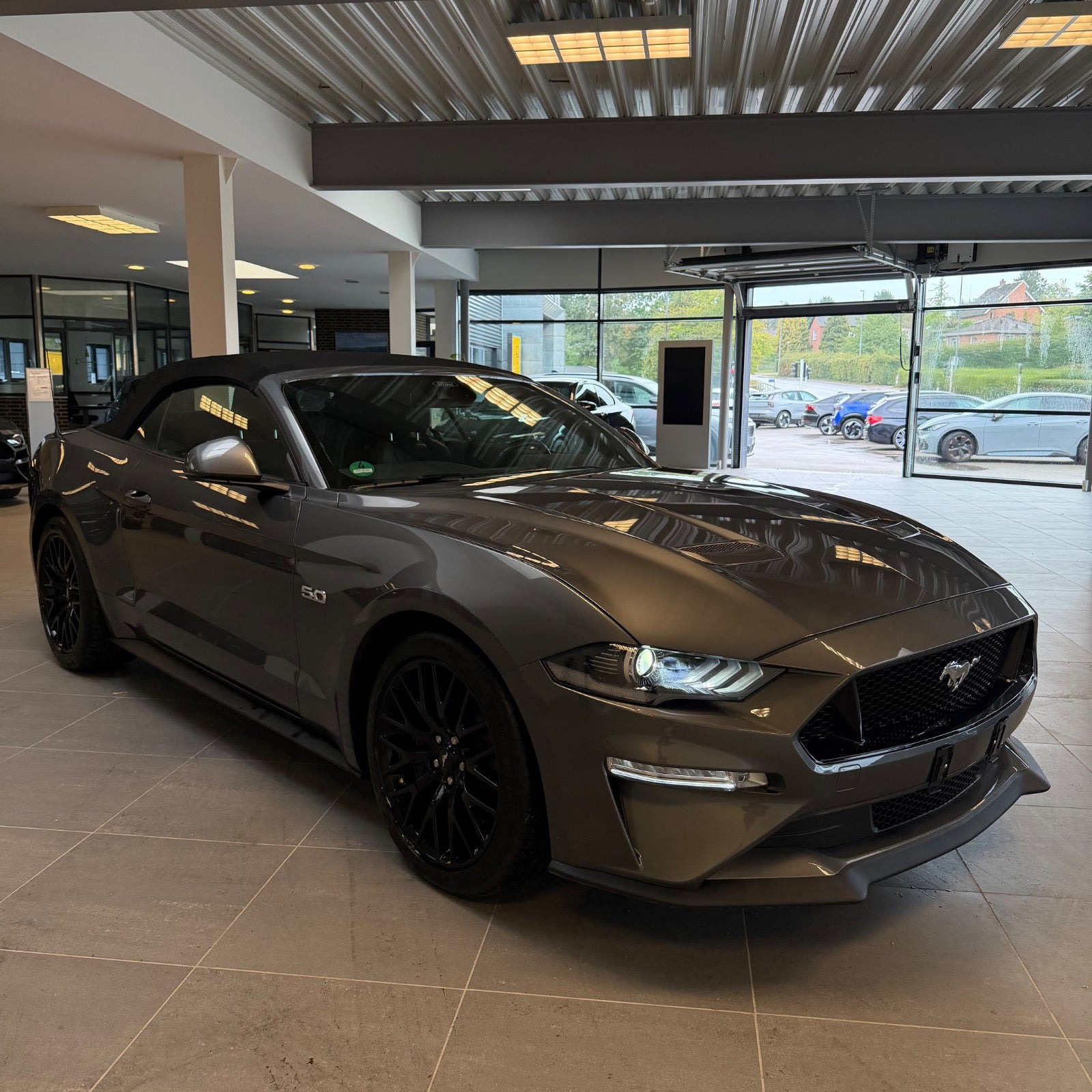 Grå Ford Mustang fra 2022