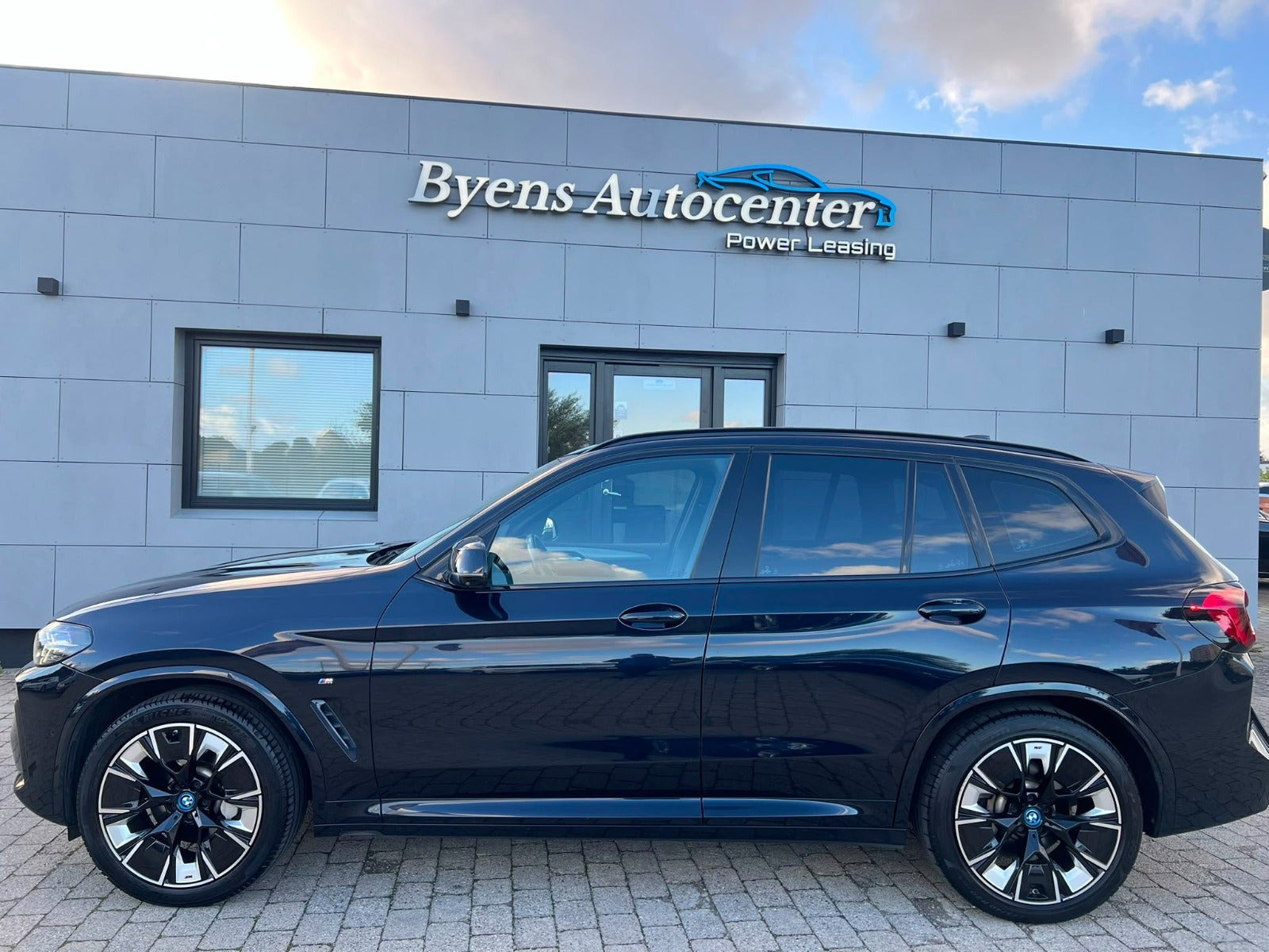 Blå BMW iX3 fra 2022