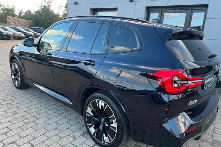 Blå BMW iX3 fra 2022