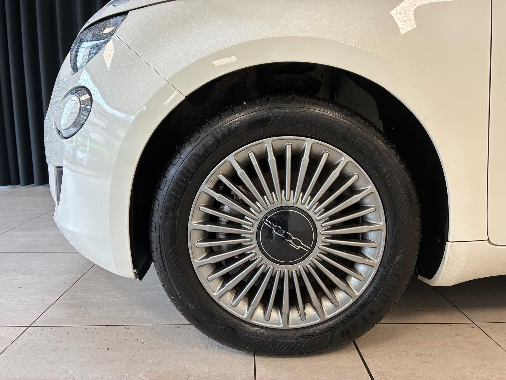 Hvid Fiat 500e fra 2023